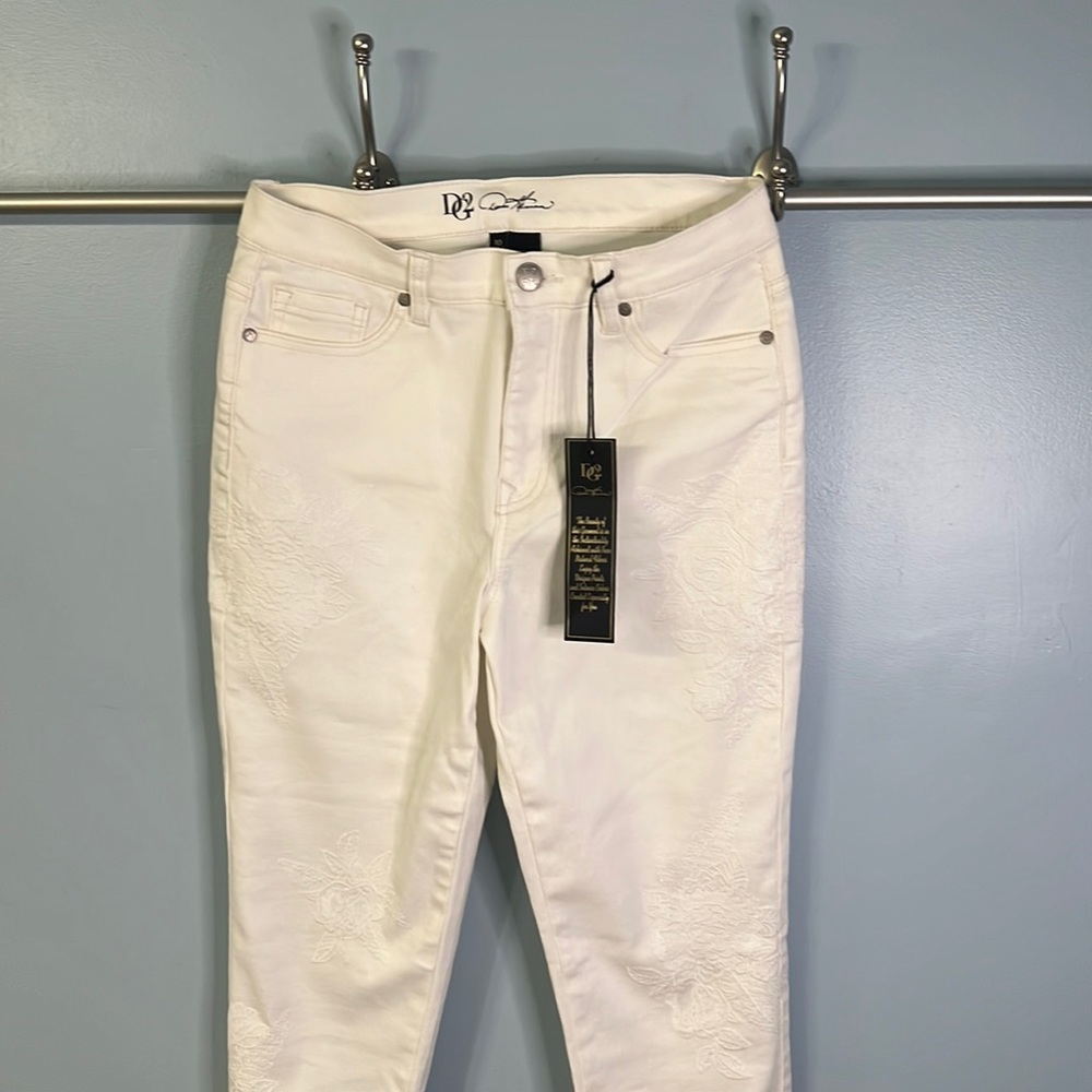 DG2 Diane Gilman white on white embroidered jeans size 10. NWT.